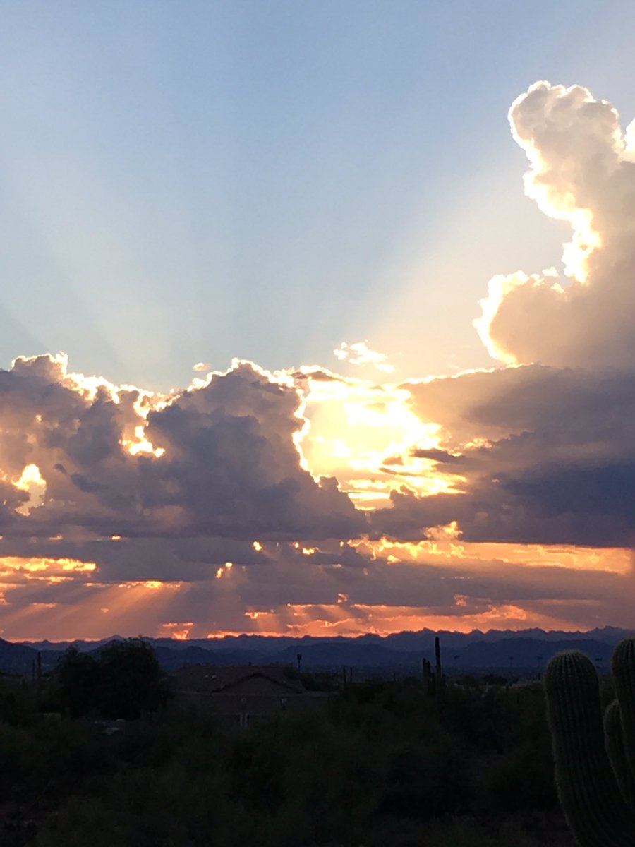 jmarieh1991's tweet photo. Arizona you are beautiful. #nofilter #sunsetdesert https://t.co/JFXvgrxfnB