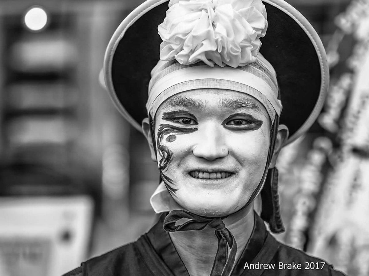 ABrakephotos's tweet photo. A happy street performer from The Royal Mile :)   #edinburgh #photography #edfringe #EdinburghFestivalFringe https://t.co/ofN2pjz7bK
