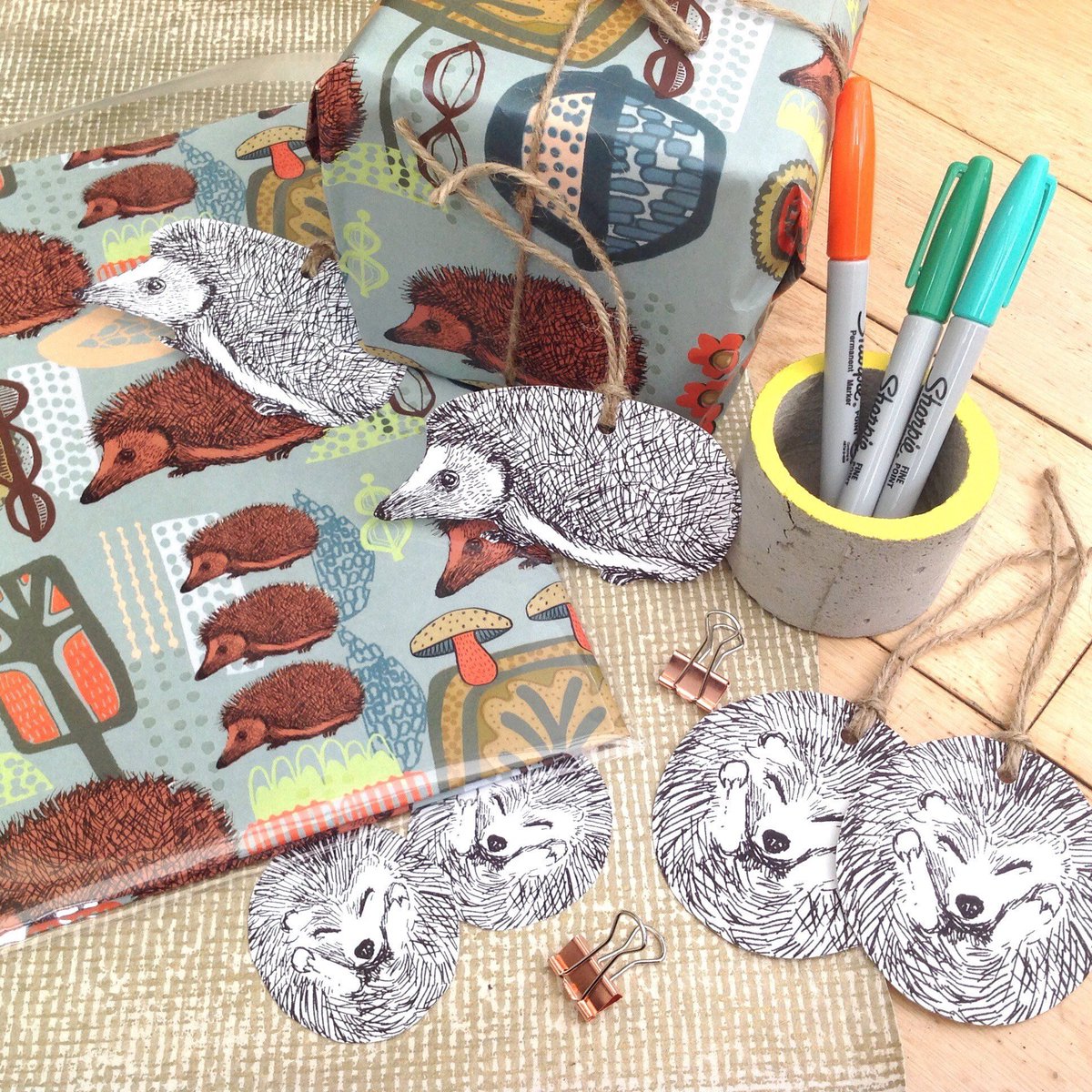 buck_lj's tweet photo. Hedgehog Wrapping Paper Set, Hedgehog Gift Wrap 2 Sheets Ta… https://t.co/AuIrAXUsq4 #Slumbermonkey #HedgehogPattern https://t.co/AiMVpJGbwP