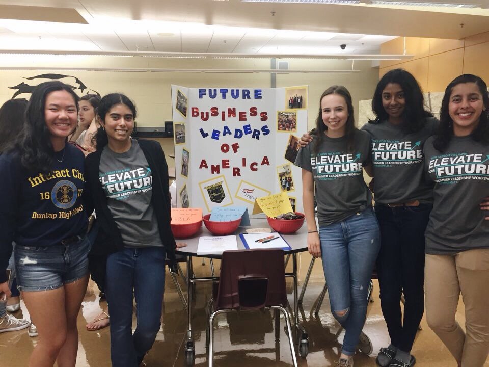 DunlapFbla's tweet photo. Our officers representing FBLA at freshmen orientation! We're excited to see lots of new faces elevate their futures this coming year! 🎉 https://t.co/ttj9Z0Kzxm