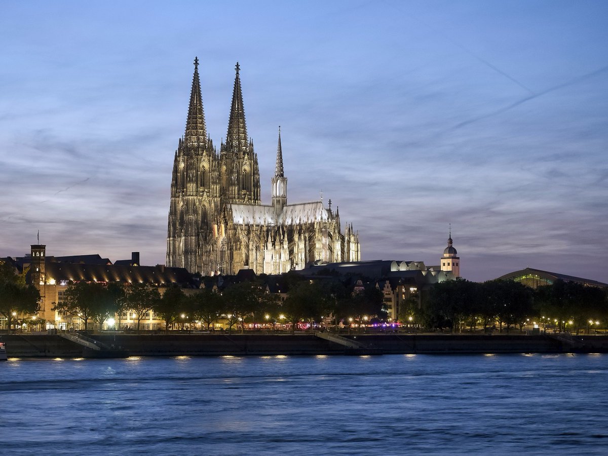 CityNEWS_Koeln's tweet photo. Happy Birthday #KölnerDom! 🎂⛪️Zu Deinem 769. #Geburtstag wünscht Dir @CityNEWS_Koeln alles erdenklich Gute! #mingeDom #Koeln #HappyBirthday https://t.co/ljCmqWWt36