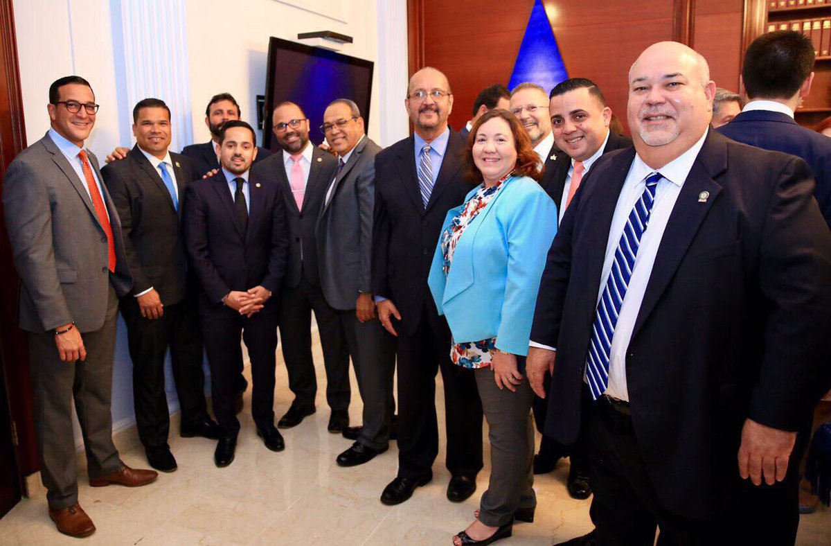 Participando actividad del <a href="/SenadoPR/">Senado de Puerto Rico</a> junto al presidente <a href="/trschatz51/">Thomas Rivera Schatz</a> honrando los #100AñosDelSenado #UnEquipo