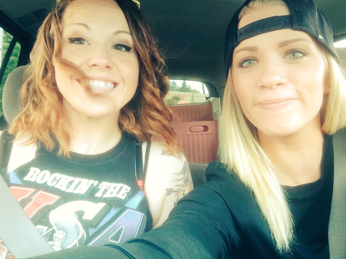 MARSWGP's tweet photo. Oh haiii we going live soon 😜😜 #molars @WatchGirlsPlay @MollyTwoDollars https://t.co/bVxowSbPd8