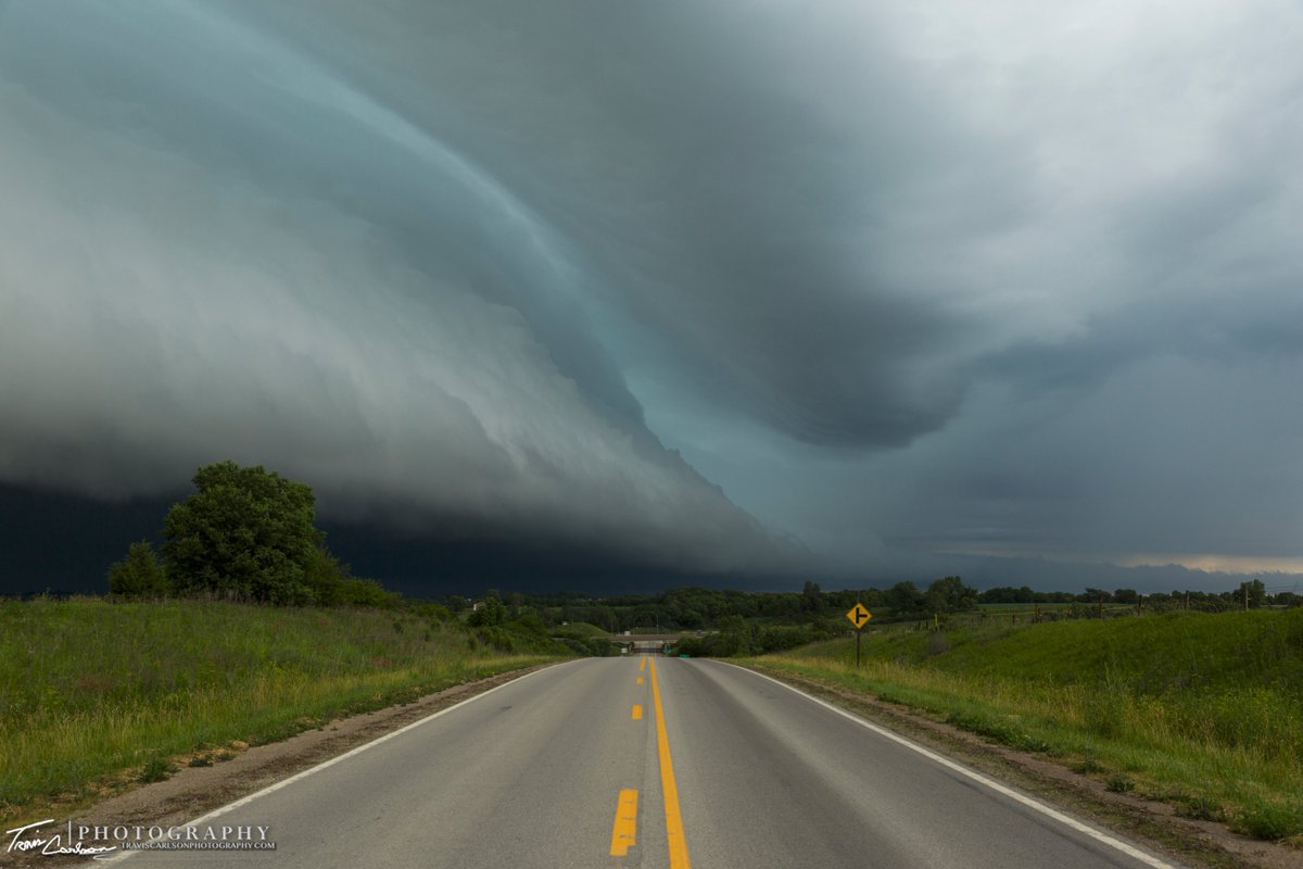 TornadoVortex's tweet photo. 06/14/17 Iowa Shelf Cloud &amp; Laura, IL Severe Thunderstorm: https://t.co/CnjCOTtkl8 https://t.co/TwdgYqTtnN