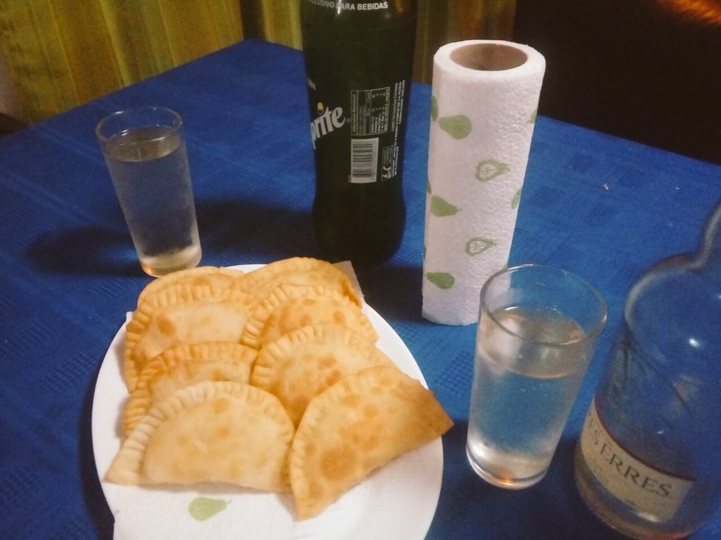 EileenJorquera's tweet photo. #Regaloneando a mi esposo godito @germansillo_ok con unas ricas #empanadascamaronqueso 😜 ñami ñami!!! #soylamejorcocinera 💪 😝😎 https://t.co/BdvLoJiknj