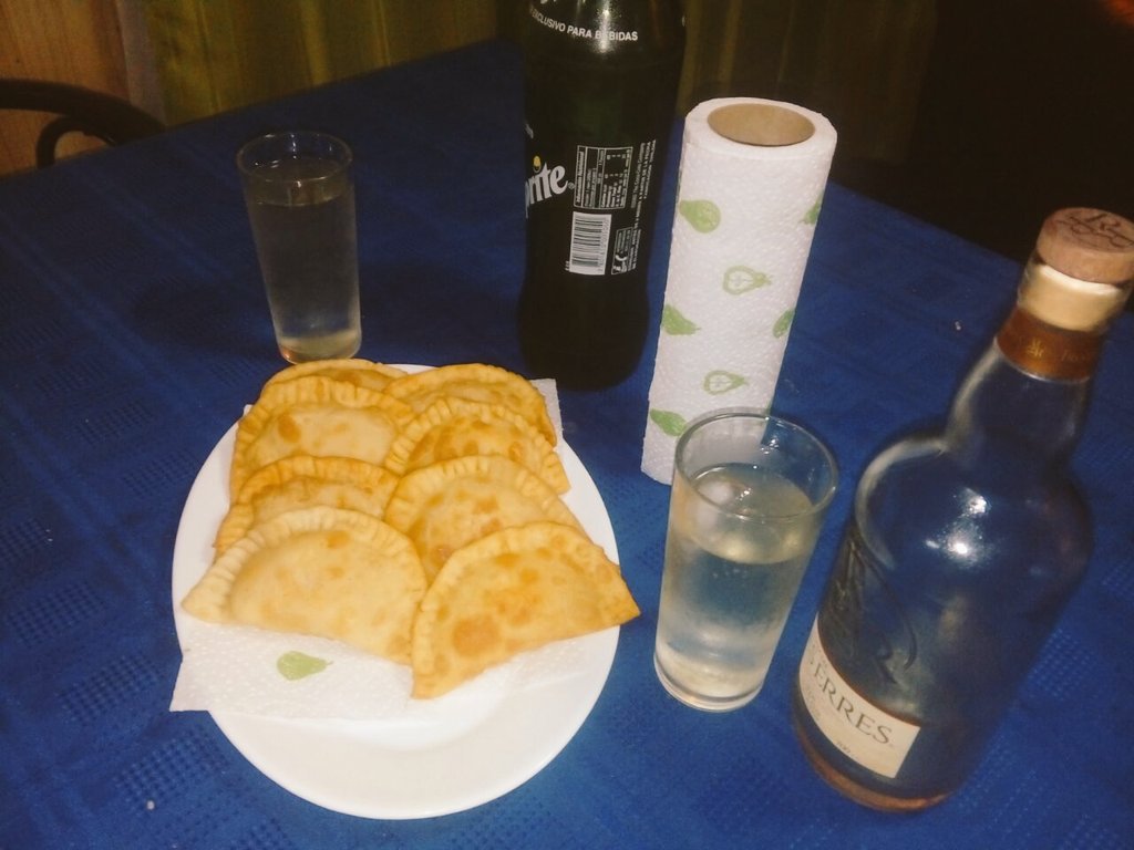 EileenJorquera's tweet photo. #Regaloneando a mi esposo godito @germansillo_ok con unas ricas #empanadascamaronqueso 😜 ñami ñami!!! #soylamejorcocinera 💪 😝😎 https://t.co/BdvLoJiknj