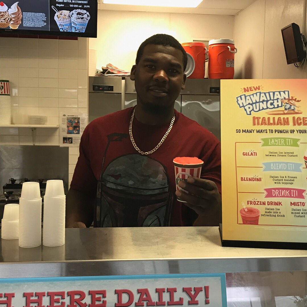 NewBritainBees's tweet photo. Super scoopers! Bees OFs Jamar Walton &amp; Jordan Hinshaw were joined by Sting &amp; Sonar scooping @RitasItalianIce for Green-Hills School PTA! https://t.co/LPqnbX0va3
