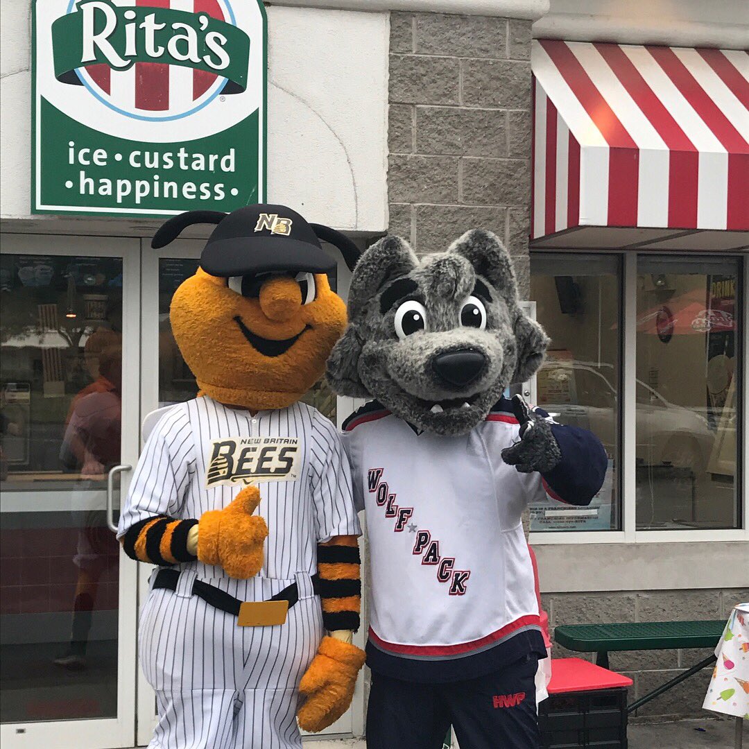 NewBritainBees's tweet photo. Super scoopers! Bees OFs Jamar Walton &amp; Jordan Hinshaw were joined by Sting &amp; Sonar scooping @RitasItalianIce for Green-Hills School PTA! https://t.co/LPqnbX0va3