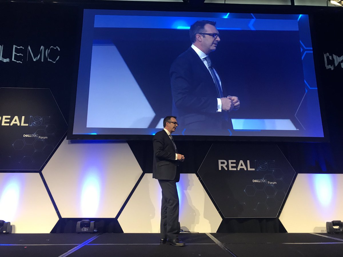 And it starts! <a href="/MarkFioretto/">Mark Fioretto</a> opening up #DellEMCForum. Excited for a fun day ahead.