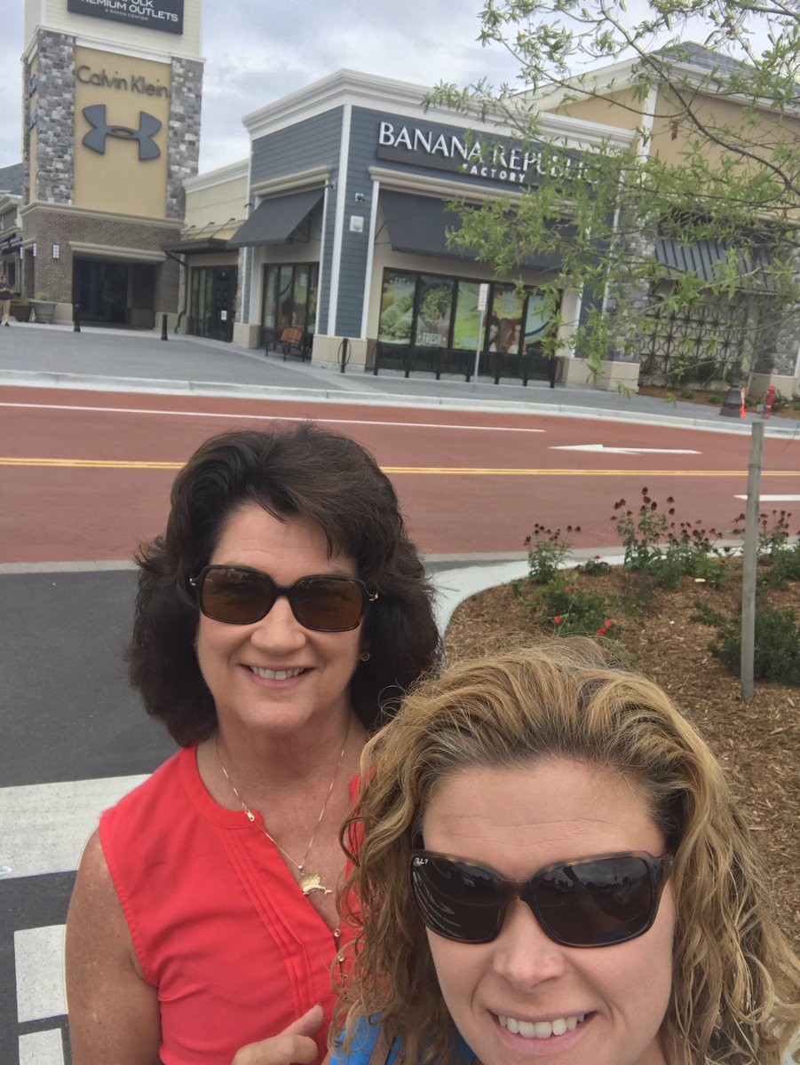 brinkleyteach1's tweet photo. Rainy day back to school shopping with my mom! #NHESummerSelfie https://t.co/DecDCDt8T7