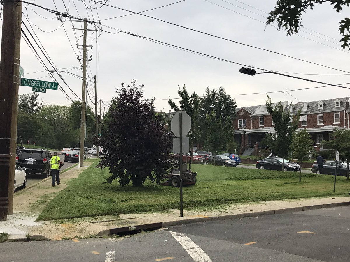 NataleeSnider's tweet image. Thx #communitybridge for cleaning and clearing our triangle @ Kansas Ave.  Now working on NPS to clean #FortSlocumPark