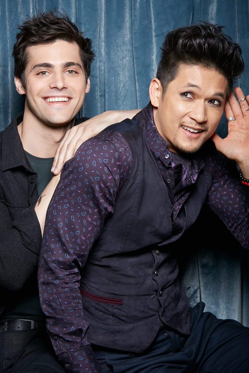 TMI_Uruguay's tweet photo. @HarryShumJr @MatthewDaddario @ShadowhuntersJA @TMI_Church @Aussie_Nephilim @PTShadowhunters @ShadowhuntersLA @SHPortugal @ShadowHunt_COL @PortalSHunters @TMI_BsAs @ShadowhuntersTV Can't deal with this...they are the cutest couple ever both on books and on screen 😍😍 #Malec @HarryShumJr @MatthewDaddario #LovelyDorks https://t.co/bGOT20ggQC