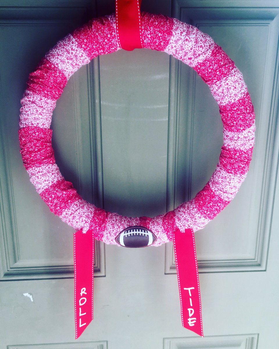 DMPerry_Artist's tweet photo. Finished my little project just in time for football season. ππ€ #craft #craftingproject #wreath #homemadewreath #rtr #rolltide #homemade https://t.co/GjglzL52Nn