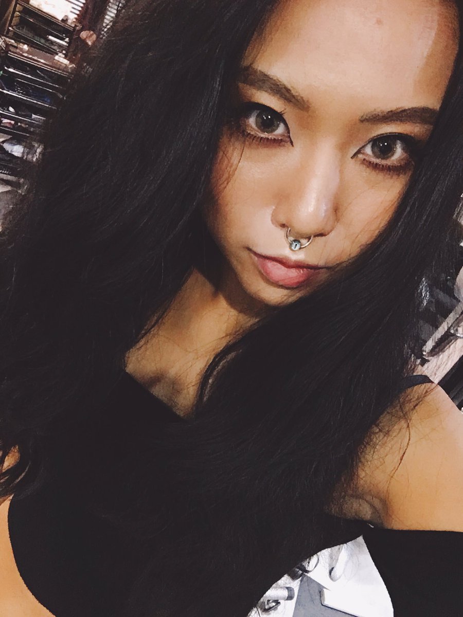 れやぞう Trick Store ココ最近 黒髪黒肌が結構お気に入り ヒップホップとかレゲェとか聞いてそうな人 笑 前の白髪黒ぎゃるより ツケマを目尻長いのにしたらギャル感増した 笑 前の顔のが好き カラコンはティアモ新作 アジアの人妻がテーマな