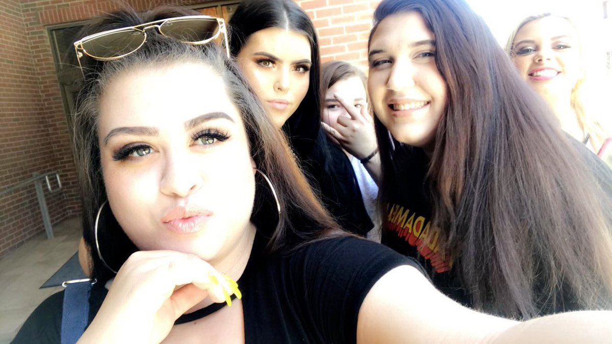 spookymayra's tweet photo. Thanking god everyday that he brought these amazing girls into my life ☝🏼🙏🏼 https://t.co/EDxdtJ72Wm