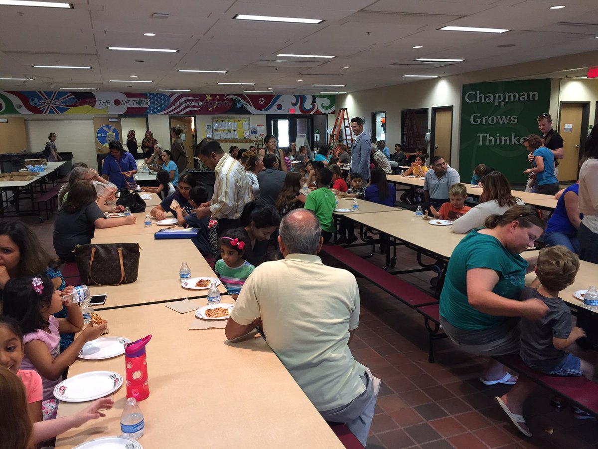 ceDCSD's tweet photo. We loved meeting our new Chapman families today! Thank you 5th graders for your leadership! #chapmanrocks https://t.co/XhS9utwcbu