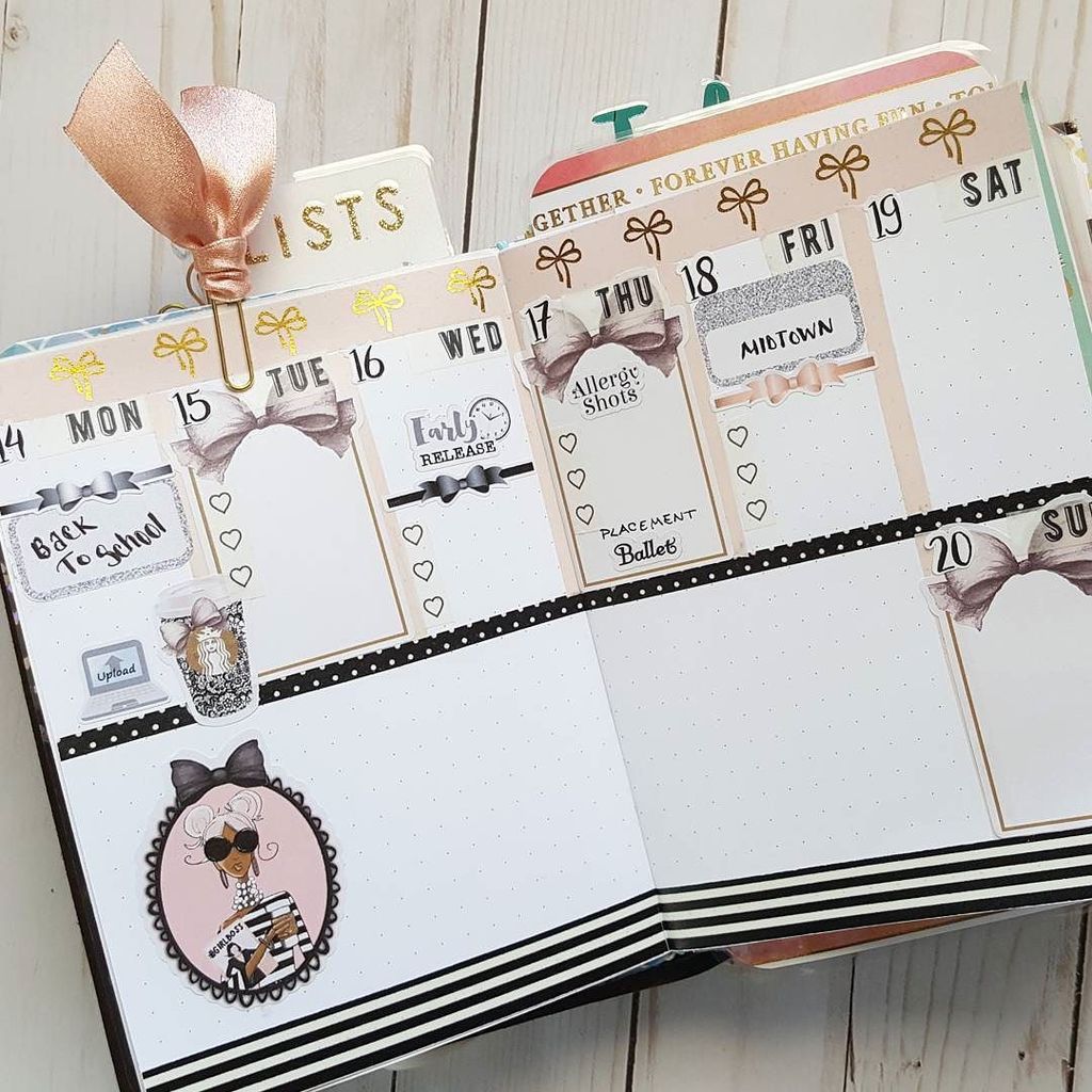 scrapcraftastic's tweet photo. For some reason I'm really in to bows lately. Really loving the subtle neutral-ness of these colors together. #fromscratchspread #livewella… https://t.co/uQ27gFvyGL
