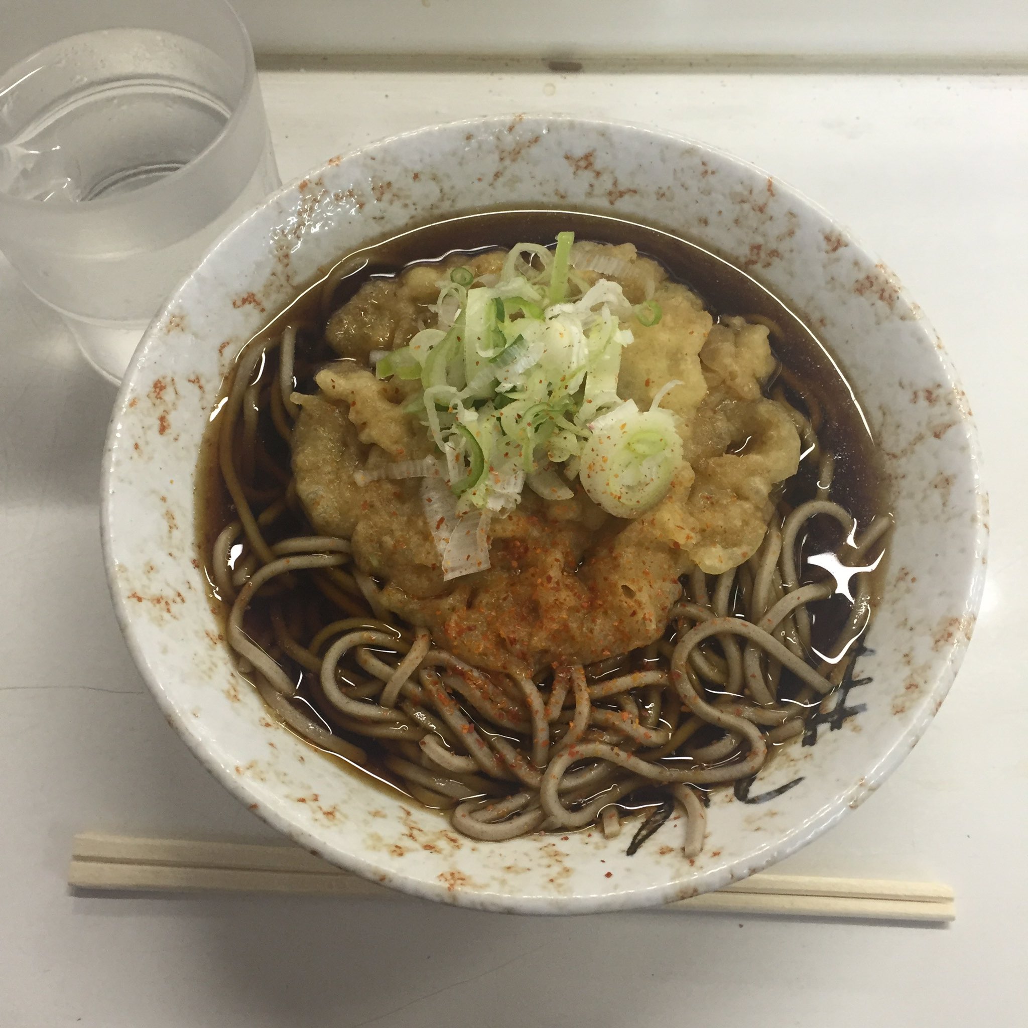 庵 自粛中 札幌大通駅10番出口にある立ち食い蕎麦屋ひのでそばさんで天ぷらそばを 真っ黒で辛めのつゆですが 太い蕎麦とよく合う 私の中で札幌の立ち食い蕎麦といえばこちらと言うほど昔からお世話になってます ひのでそば 立ち食い蕎麦 蕎麦