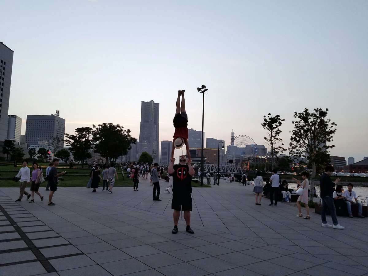 acroyoyogis's tweet photo. 土曜日、横浜へ行った、アクロヨヨギズ・アート・ツアーをやった!楽しかった!#acroyoyogis #acroyoga #acroeverywhere #japan #artisticgymnastics #アクロヨガ #アクロヨヨギズ https://t.co/PItBMBJxAZ