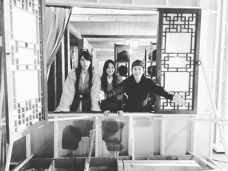 SMTown_SNSD's tweet photo. SNSD Yoona on Hong Jonghyun's Instagram https://t.co/S8UpOUBzer