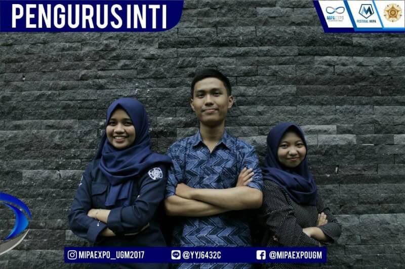 mipaexpo_ugm's tweet photo. [Tak Kenal Maka Kenalan]
Ini dia nih salah satu pemeran dibalik layar MIPA Expo 17.
Tengah sebagai ketua Mipex (Azmi) dan dua pengurus inti https://t.co/1j3olKICOA