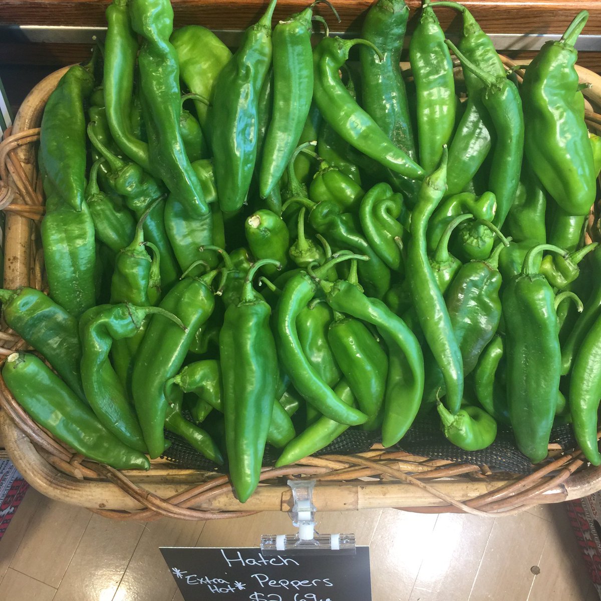 kitchenchattv's tweet photo. I am so excited about #catchthehatch season @MelissasProduce @HeinensBarr @Heinens #kitchenchat What's your favorite recipe? https://t.co/dwUZ17gSpO