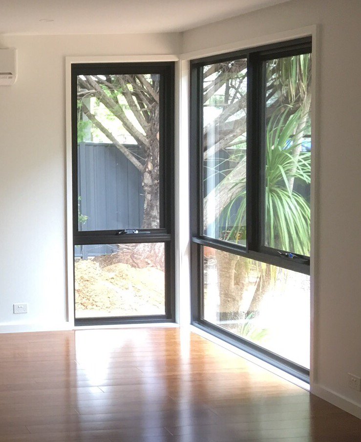 actdoubleglazed's tweet image. Lovely light filled room with these aluminium double glazed windows.