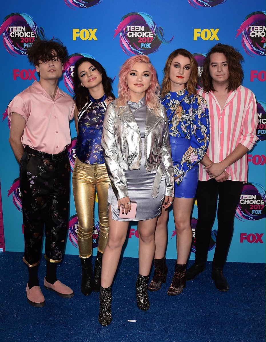 HeyVioletJP's tweet image. 昨日 #TeenChoiceAwards2017 ブルーカーペットにて