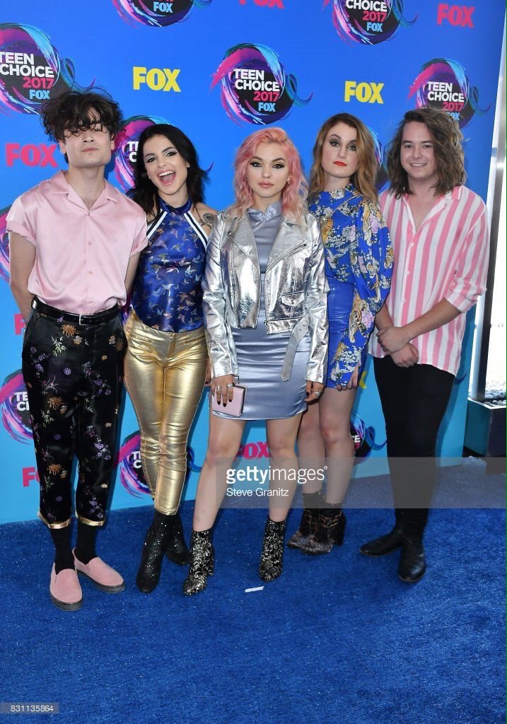 HeyVioletJP's tweet image. 昨日 #TeenChoiceAwards2017 ブルーカーペットにて