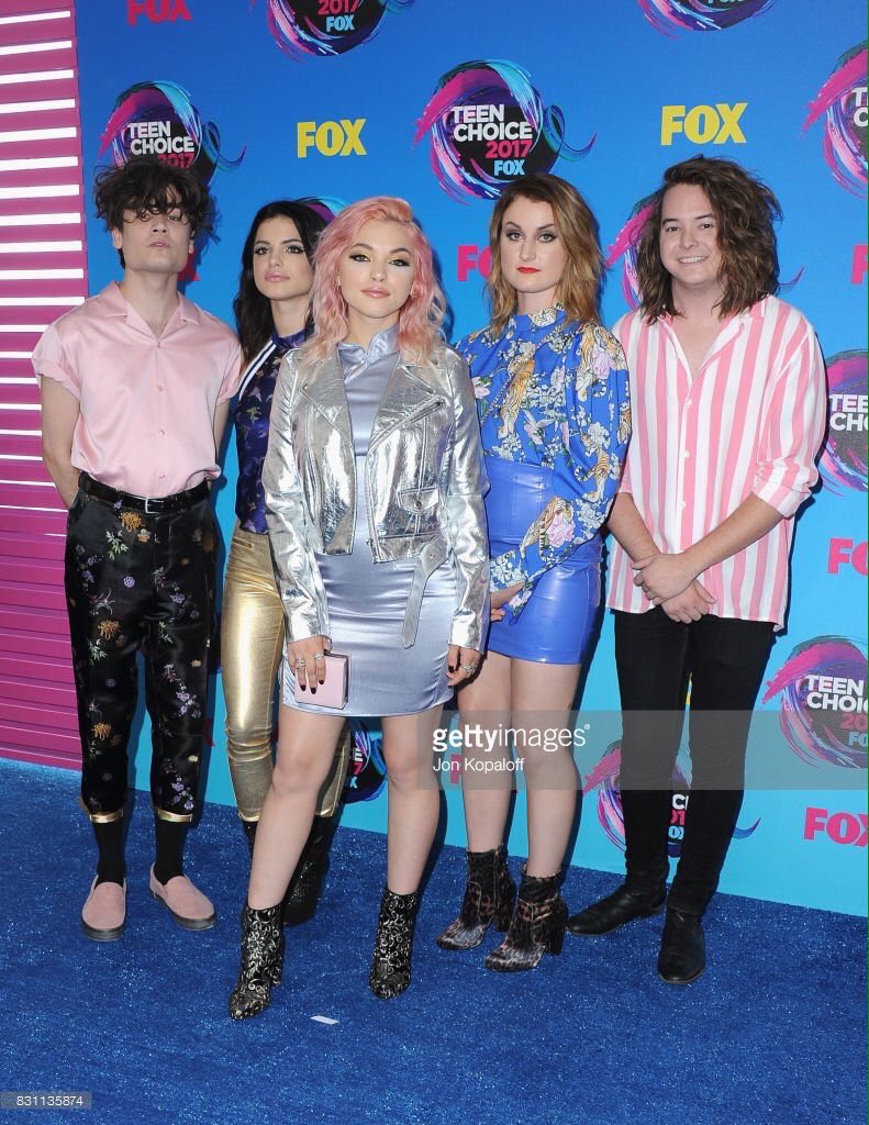 HeyVioletJP's tweet image. 昨日 #TeenChoiceAwards2017 ブルーカーペットにて