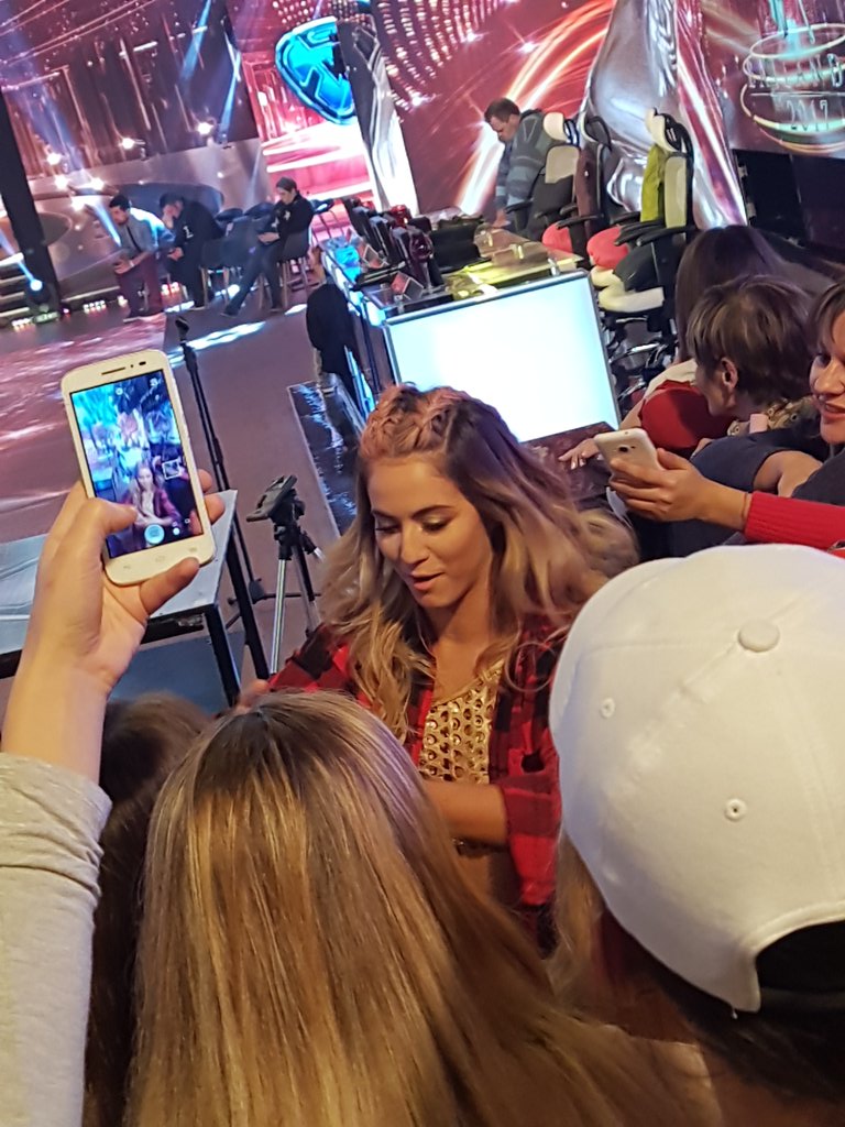 NewsVigna's tweet photo. Flor se acercó a la tribuna a sacarse fotos 💛 https://t.co/vp98ygrrl6