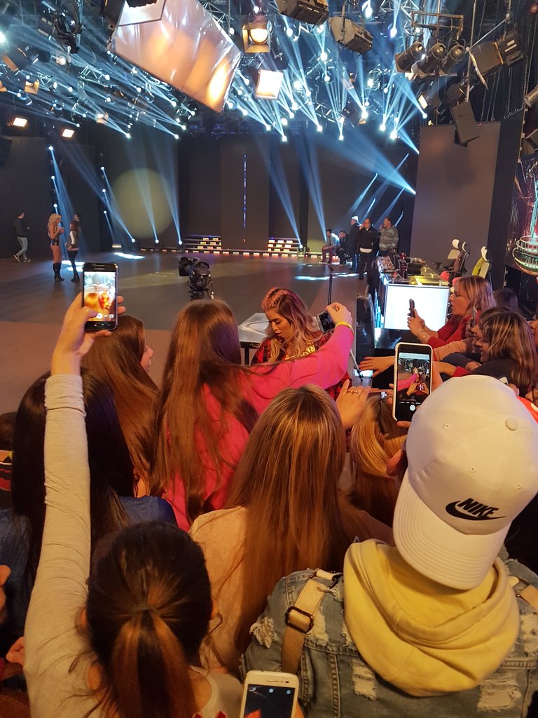NewsVigna's tweet photo. Flor se acercó a la tribuna a sacarse fotos 💛 https://t.co/vp98ygrrl6