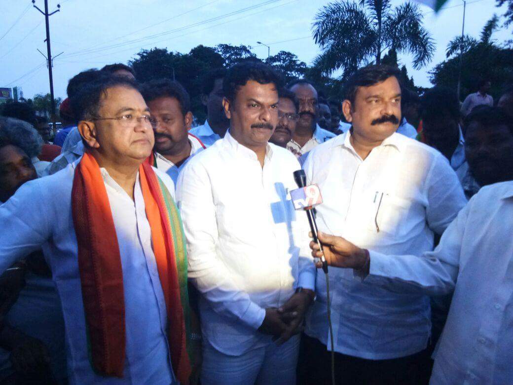 MadhavBJP's tweet photo. BJP Tiranga Yatra from RK Beach to Dabagarden. On 13th august @BJYM organized this Tiranga yatra. https://t.co/cpv9zXjExJ