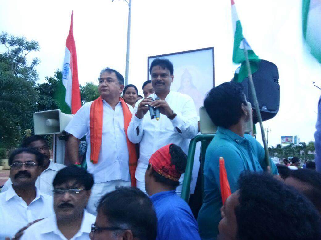 MadhavBJP's tweet photo. BJP Tiranga Yatra from RK Beach to Dabagarden. On 13th august @BJYM organized this Tiranga yatra. https://t.co/cpv9zXjExJ