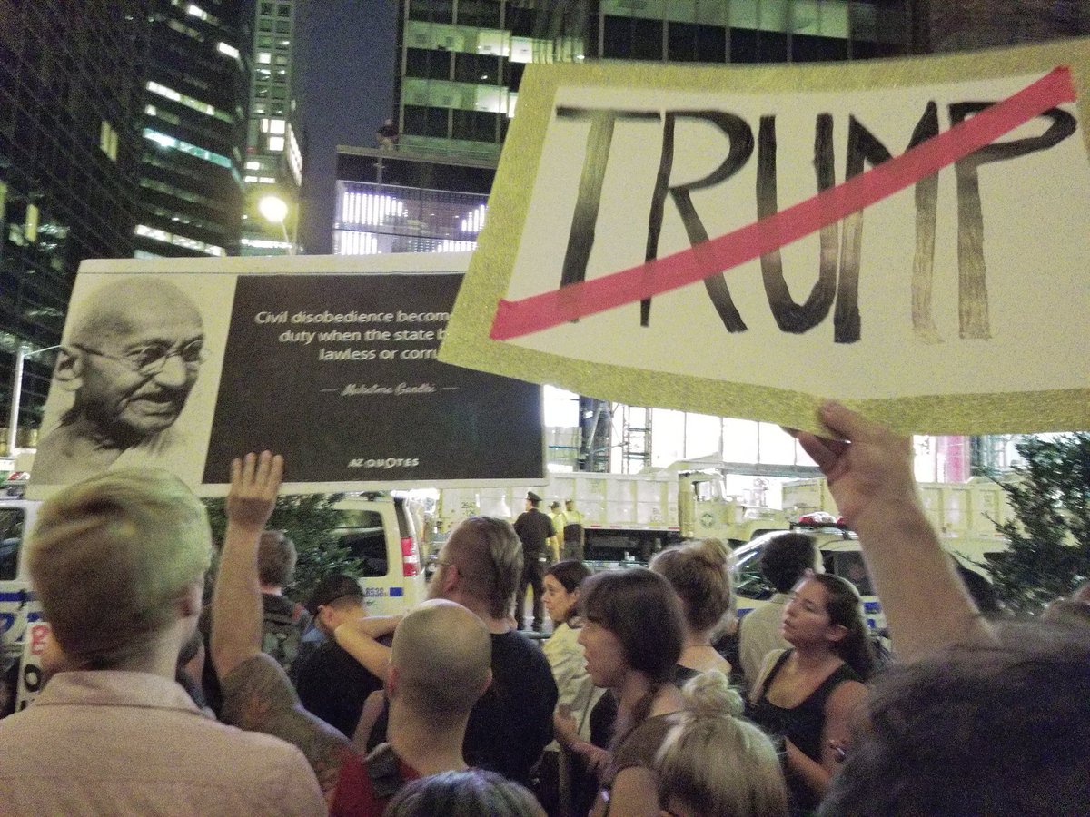 New York: Presidente USA arriva alla sua Trump Tower con una marea di proteste Esteri
