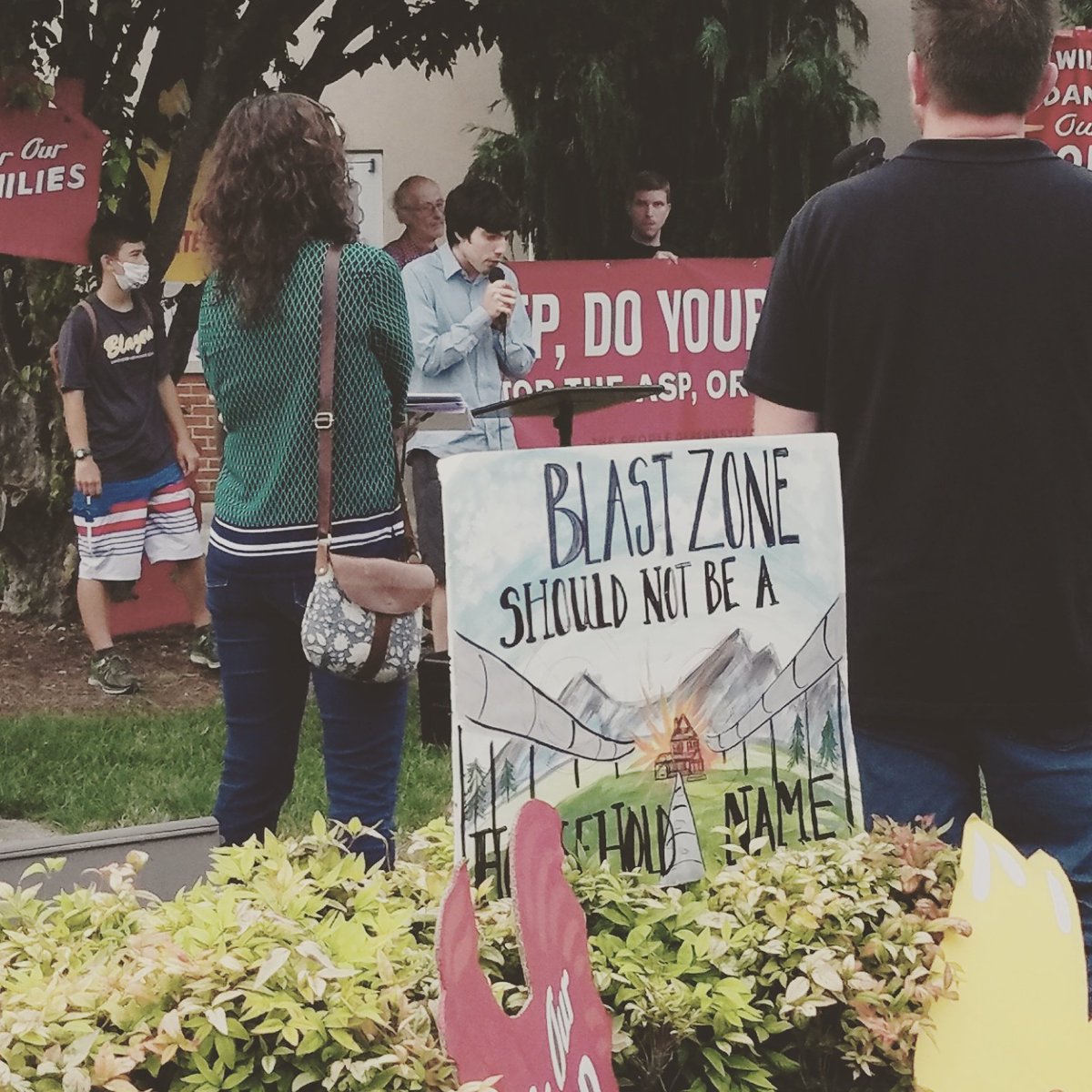 lzerbs's tweet image. 100 citizens walk out of #DEPShamHearing as industry asks DEP permission to pollute us more. #nopipelines