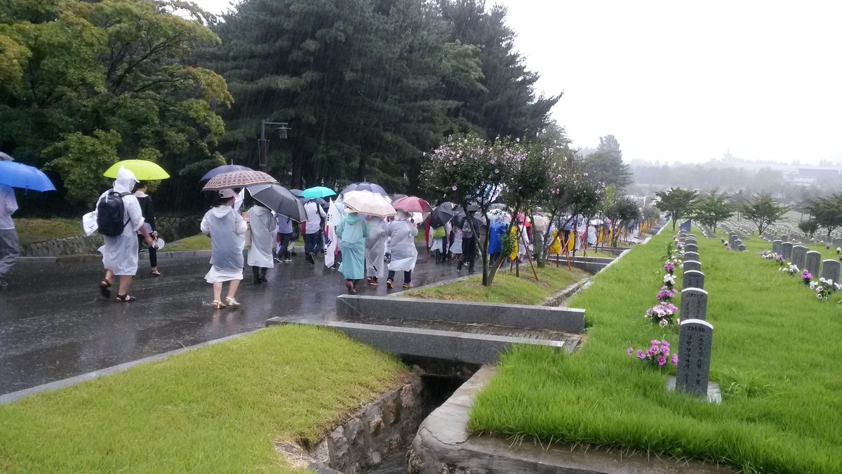 육영수 여사님이 통곡을 하신다네요.ㅠㅠ
따님 감옥에 계신걸 보시고...
