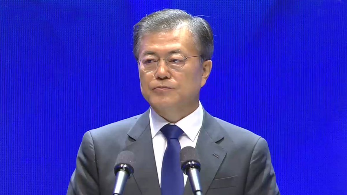 "한반도 군사행동은 한국만이 결정" 문 대통령, 광복절 경축사에서 전쟁 불가 입장 천명. 일본군 위안부 등 역사문제 해결에는 국민적 합의에 기초한 명예회복과 진실규명을 지켜나갈 것이라고 밝혀. 풀영상 보기 ▶bit.ly/2i0MPRB
