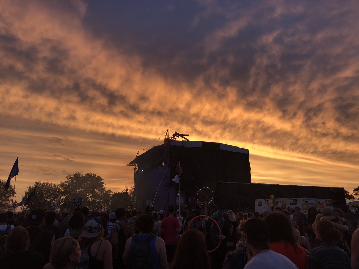 valettaaaa's tweet photo. forest, bloom, summer camp, infrasound skies https://t.co/Jxh9HGZC9U