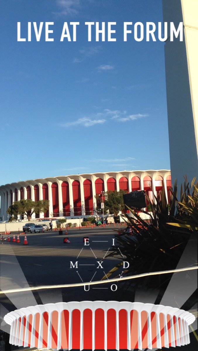 transfabamber's tweet photo. If I could go back in time, I would want to see EXO again for #EXOrDIUMinLA2017 @eggsyoxo @itsjenniferruiz https://t.co/mtGdyOz3w5