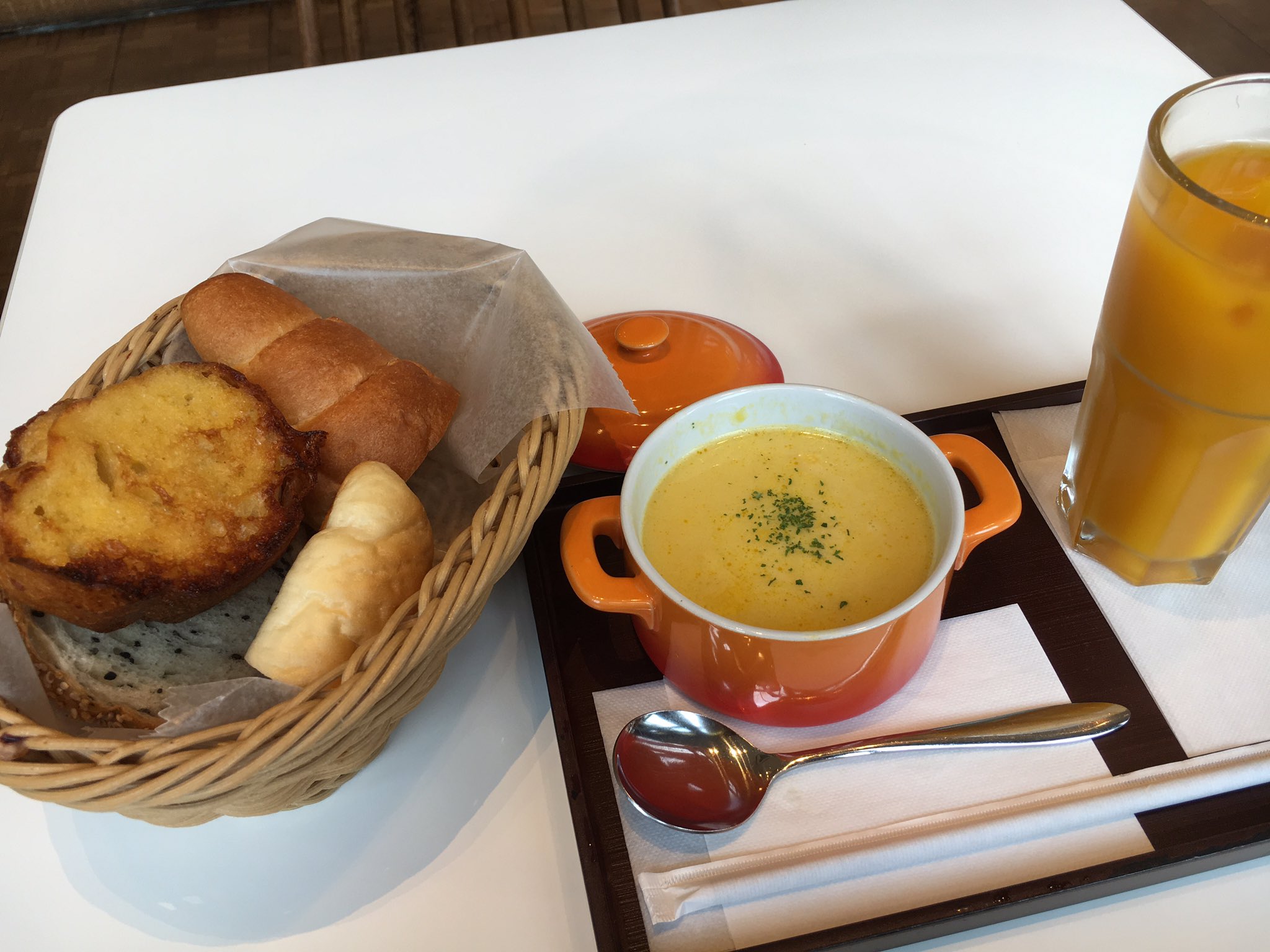ぼんくらハンターえの字 久しぶりに多治見のアルティジャーノさんでランチ 夏限定のスープランチはパン食べ放題で780円 税別 多治見 パン ランチ アルティジャーノ T Co Rgmce5qvaz Twitter