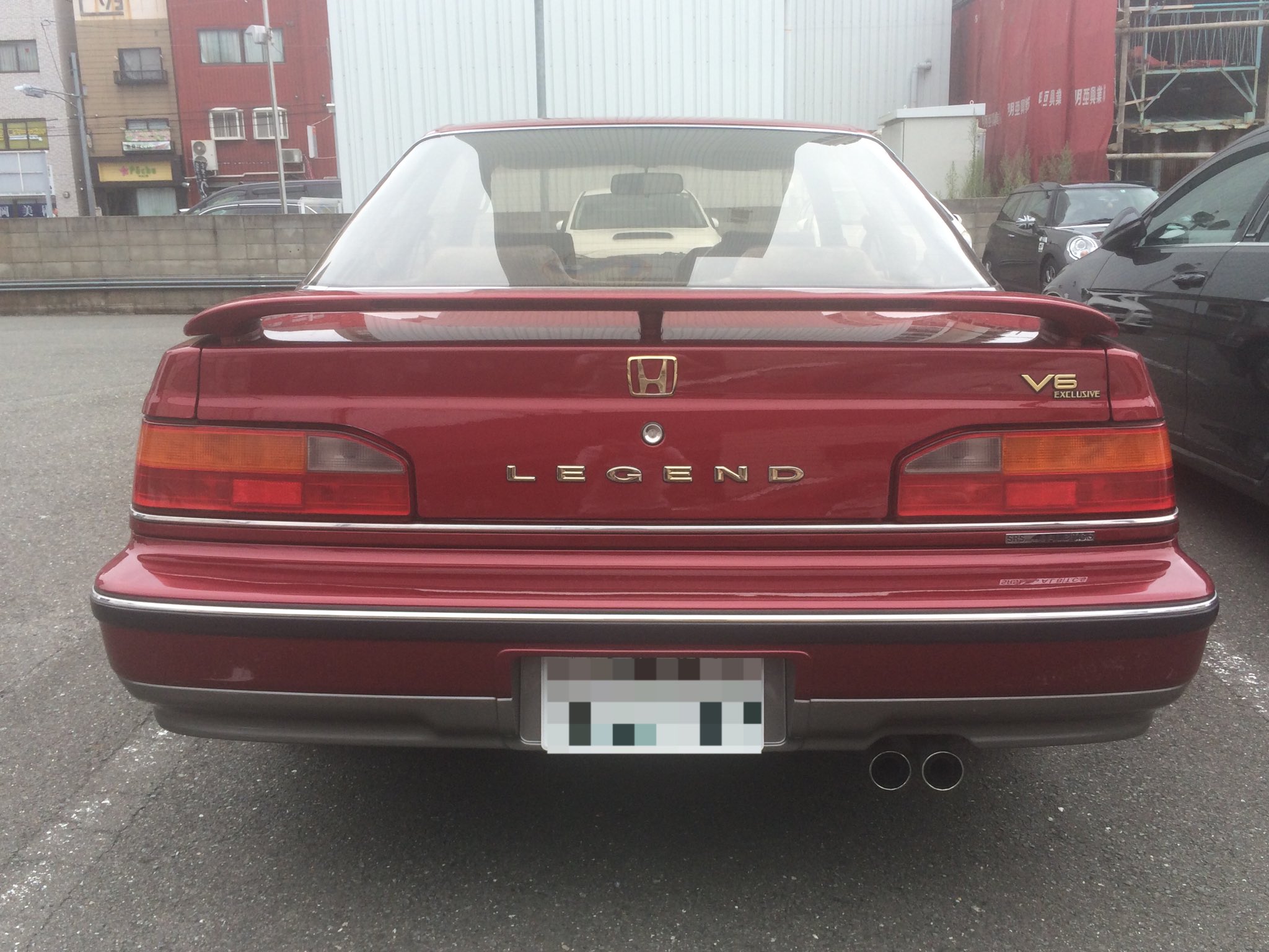 1049 Twitterren 駐車場にいたホンダレジェンド2ドアハードトップ 初代 V型6気筒24バルブエンジンを搭載 エンブレムが誇らしげですね