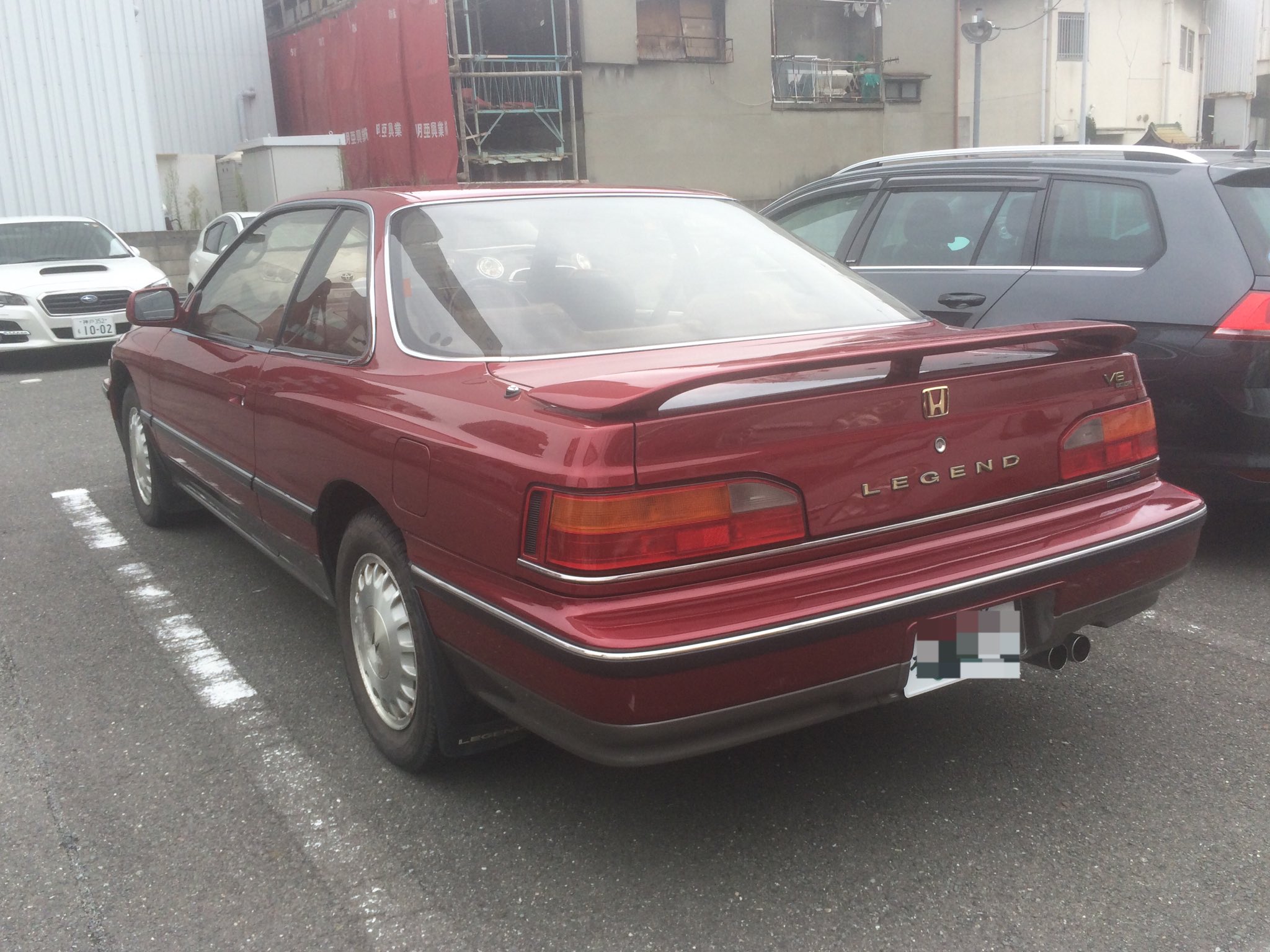 1049 駐車場にいたホンダレジェンド2ドアハードトップ 初代 V型6気筒24バルブエンジンを搭載 エンブレムが誇らしげですね