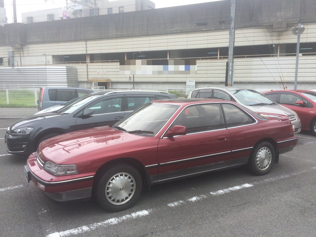 1049 Twitterren 駐車場にいたホンダレジェンド2ドアハードトップ 初代 V型6気筒24バルブエンジンを搭載 エンブレムが誇らしげですね