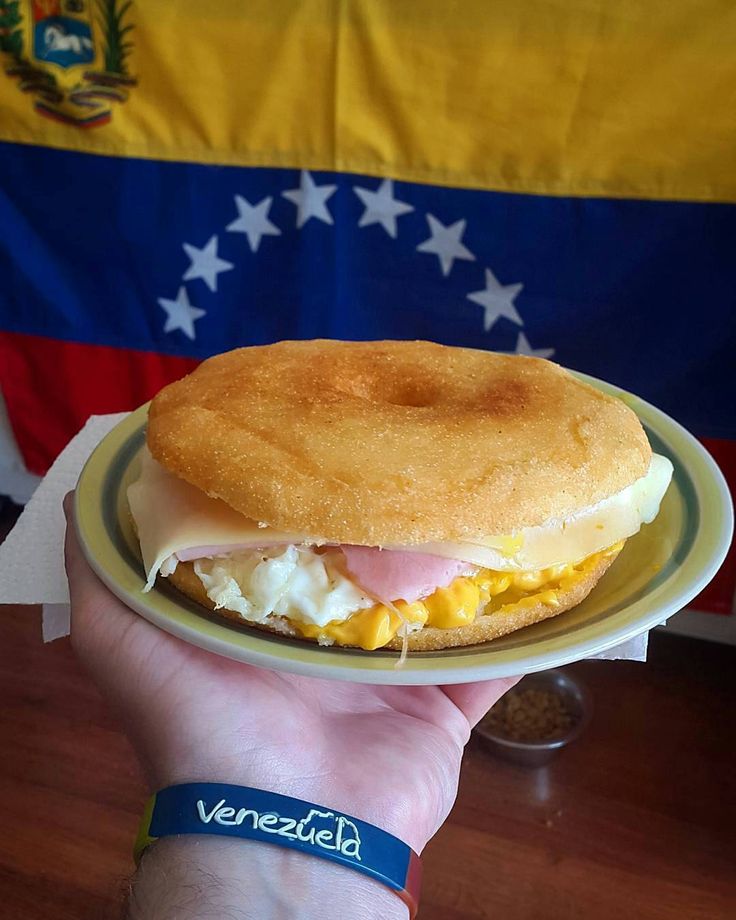 Intuitweetvo's tweet image. Vamos a solucionar esto como personas civilizadas y serias.

RT: Arepa frita
FAV: Arepa cocida.
