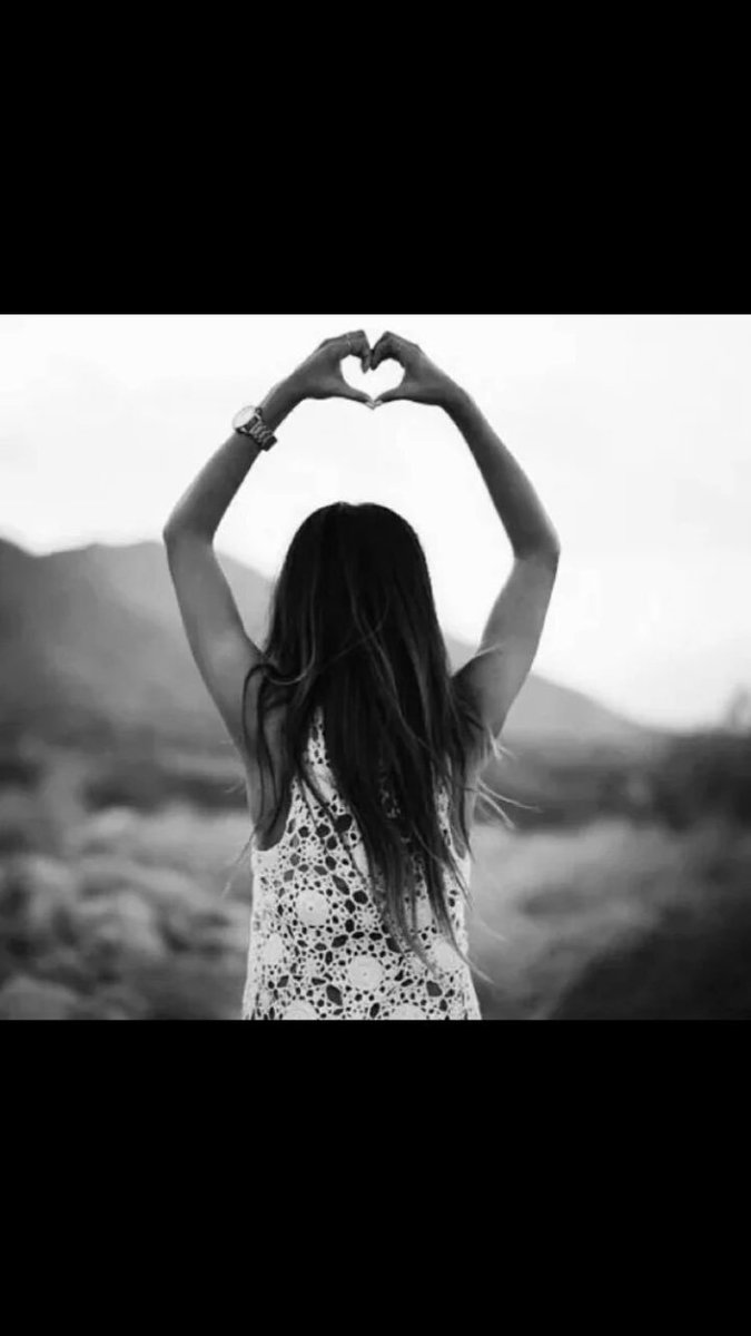 비가 오시는 날엔

내 마음속에
너라는 무지개가 떠오른다

때론 추억으로 쏟아지고
때론 그리움으로 젖어든다

어디선가
이 비를 보고 있을 너에 마음에도
나라는 예쁜 무지개가 피었났음 좋겠다

나에 그리움이 외롭지 않게...