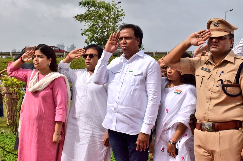 poonam_mahajan's tweet photo. Spirit of freedom !
Hoisted the Tricolour at Bandra Promenade to mark 70th #IndependenceDayIndia with @ShelarAshish ji &amp; @dilipjoshie ji. https://t.co/L4xjunuFyx