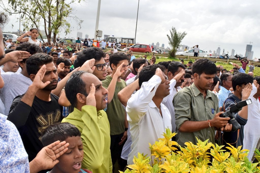 poonam_mahajan's tweet photo. Spirit of freedom !
Hoisted the Tricolour at Bandra Promenade to mark 70th #IndependenceDayIndia with @ShelarAshish ji &amp; @dilipjoshie ji. https://t.co/L4xjunuFyx