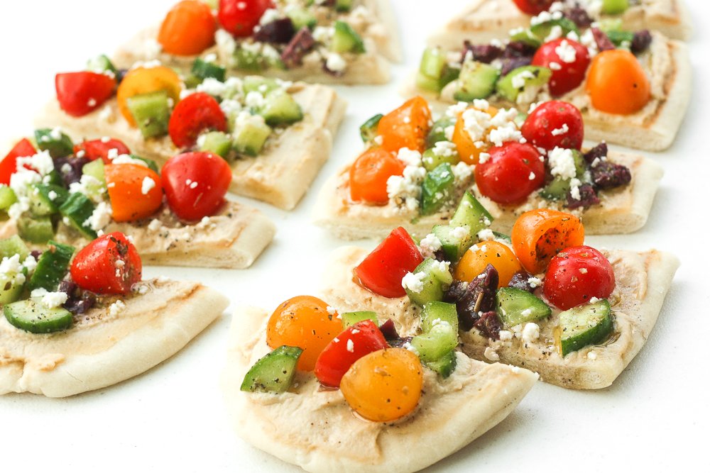 aheadofthyme's tweet photo. GREEK SALAD HUMMUS FLATBREAD. Made with @FrontierCoop Oregano Leaf! https://t.co/0flBivDwwB #ad #CookWithPurpose #SpiceUpSummer #Recipe #Eat https://t.co/4K9bmdrSq0