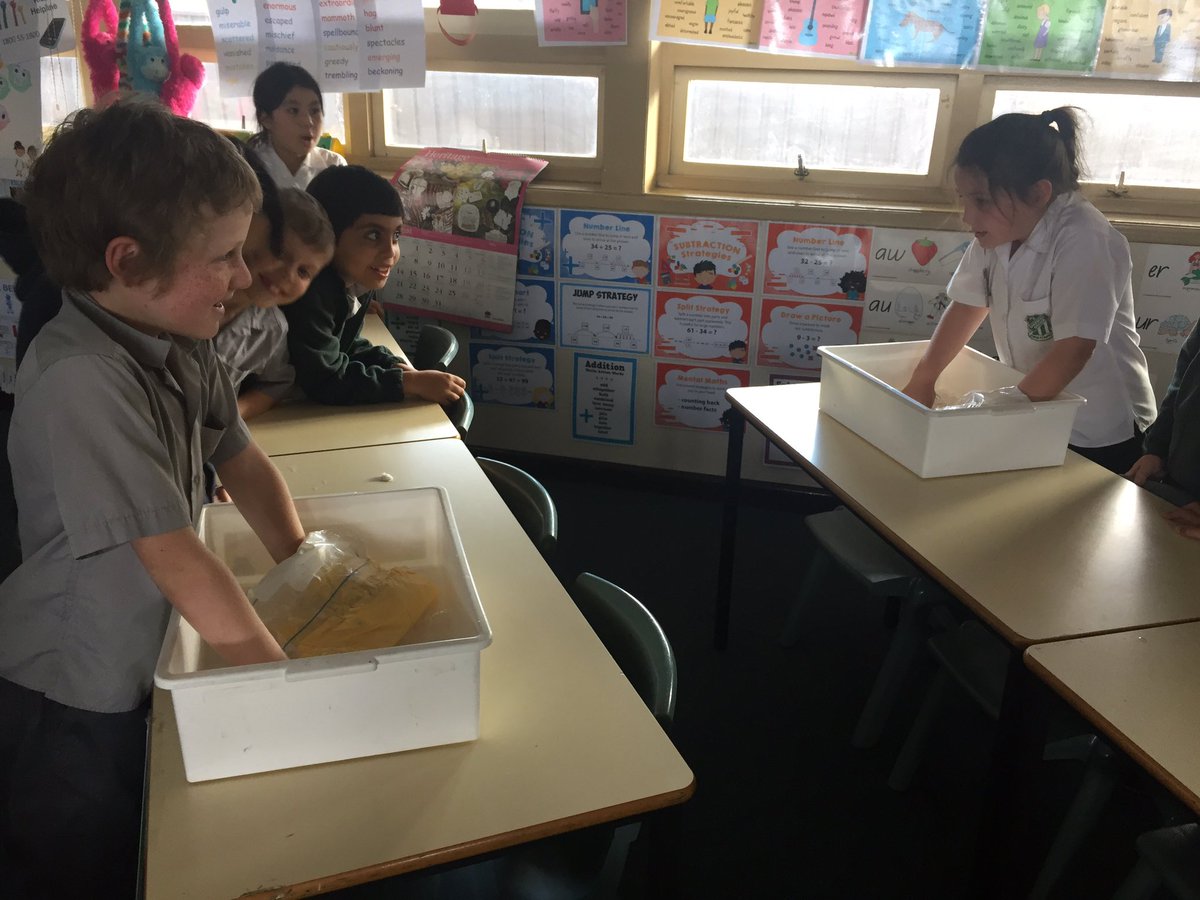 LeanneStraub's tweet photo. #2S2017 investigating how blubber keeps marine mammals warm @Sherwood_Grange. #blubbergloves#awesomescience https://t.co/djiDBHYr2a
